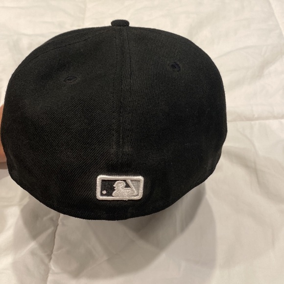 Black Sox fan fitted hat sz 7 1/8 (56.8 cm) - Picture 3 of 4
